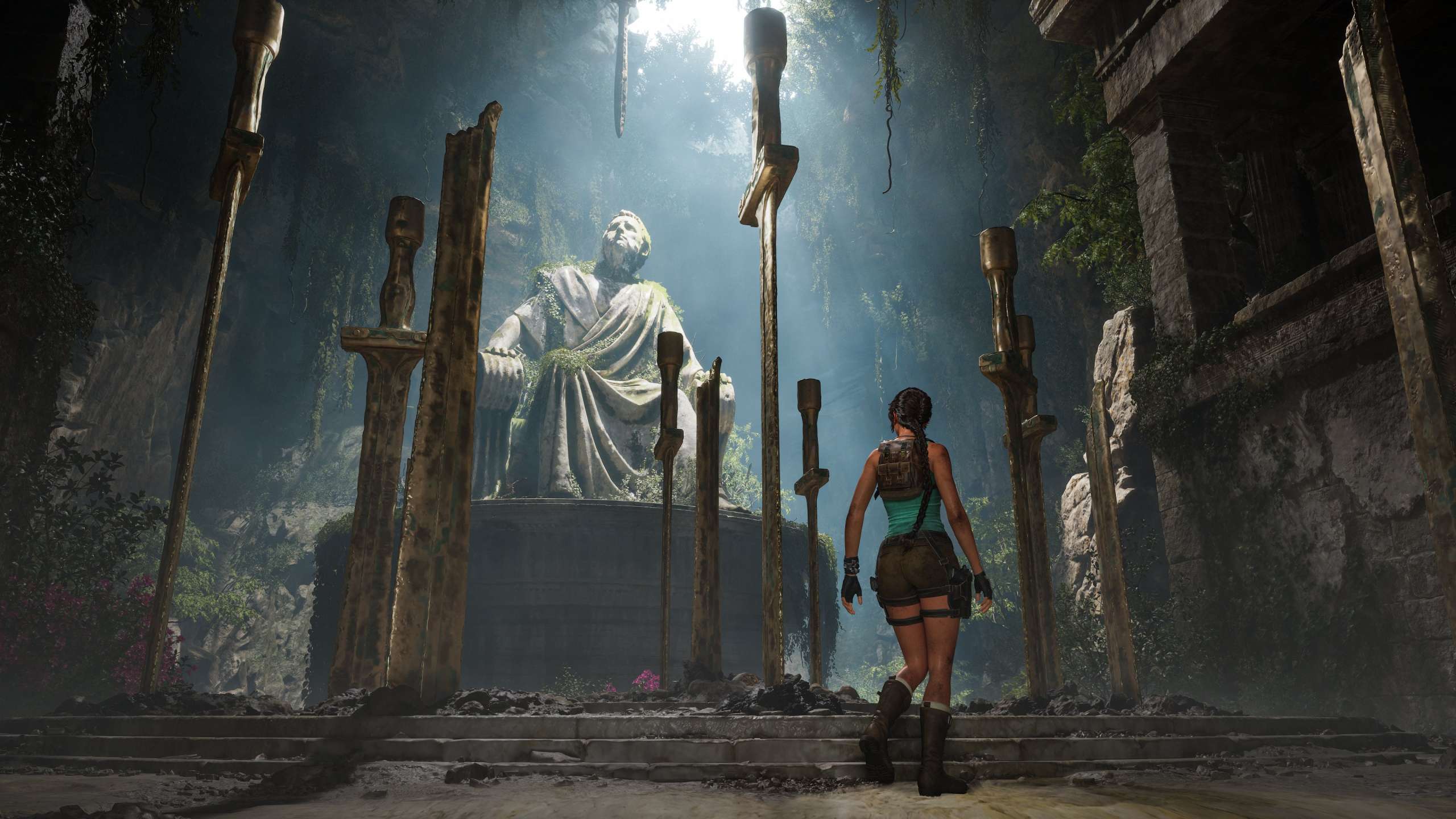 Lara Croft explorando la arquitectura monumental en Tomb Raider Legacy of Atlantis