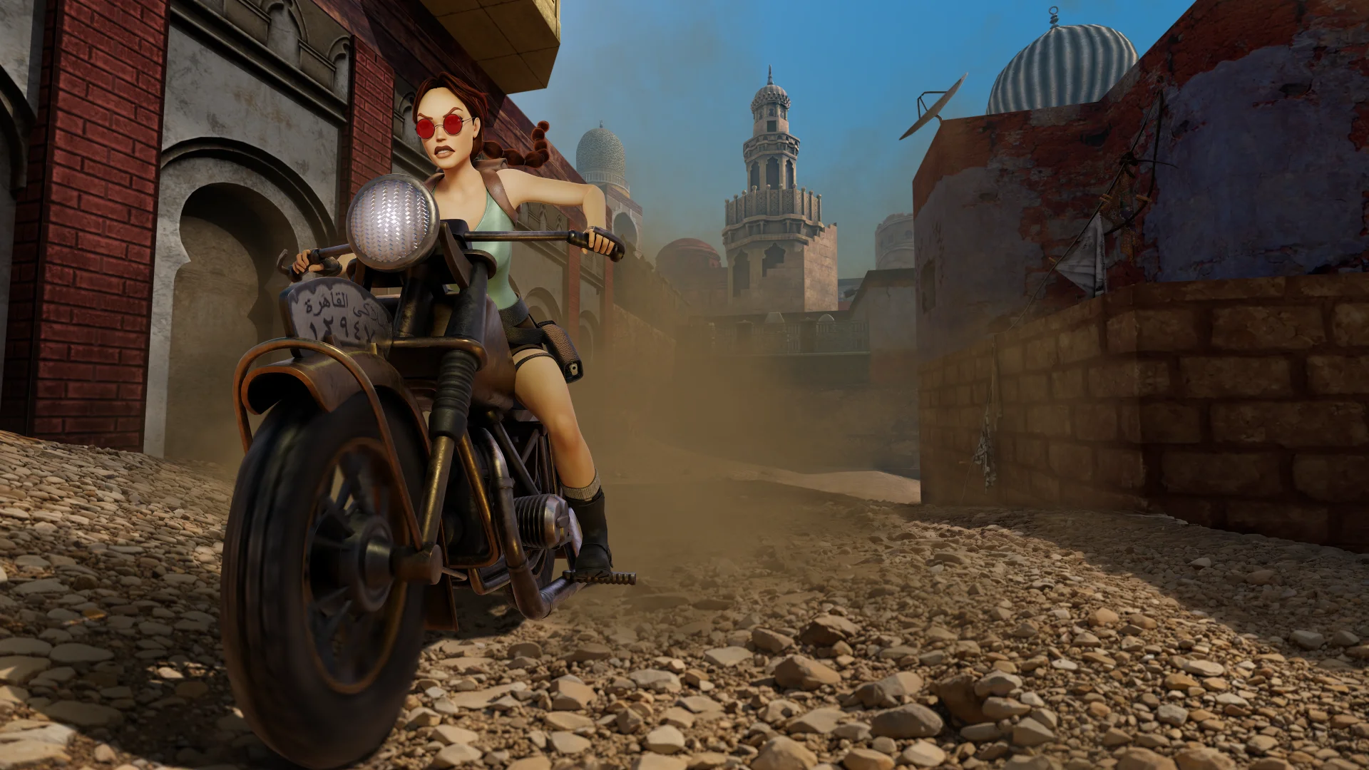 Lara Croft con gafas de sol en moto con sidecar por los callejones de El Cairo
