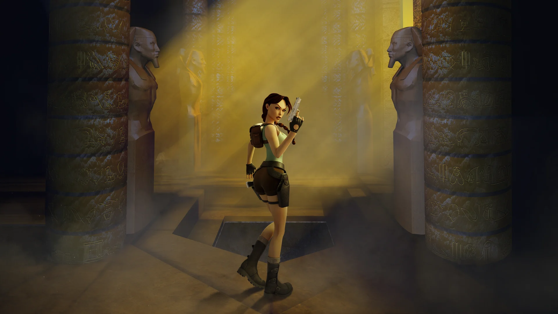 Lara Croft empuñando una pistola entre las columnas monumentales de Karnak en Egipto