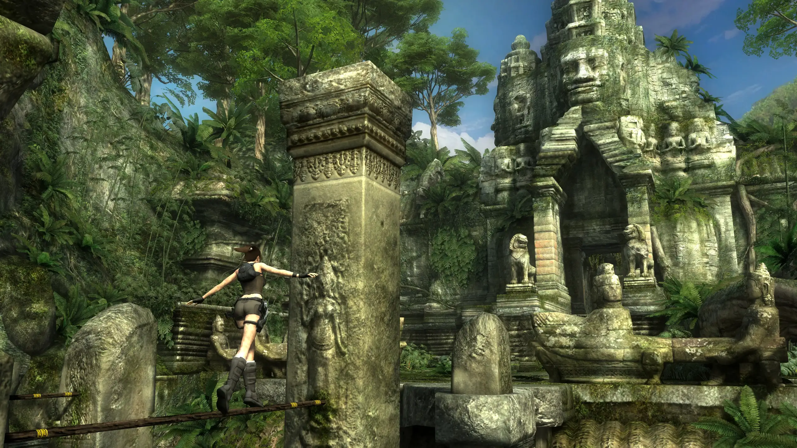 Templos milenarios de Bhogavati cubiertos por la vegetación tropical en las costas de Tailandia en Tomb Raider Underworld