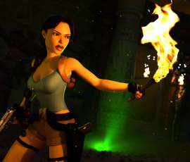 Lara Croft iluminando las catacumbas de Alejandría con una antorcha en Tomb Raider 4